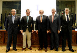 Darío Villanueva, director de la Real Academia Española, junto a otros participantes en la mesa r...