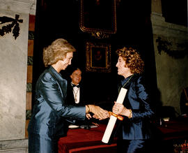 Carmen Iglesias recoge el diploma de académica de número de manos de la reina Sofía, en presencia...
