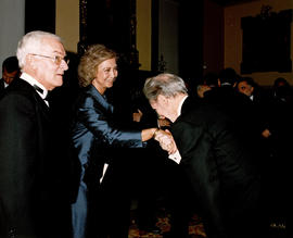 La reina Sofía saludando a uno de los asistentes al acto junto a Víctor García de la Concha, en l...