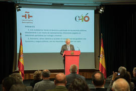 Darío Villanueva lee el artículo 23 de la Constitución Española en el Instituto Cervantes