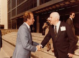 El rey Juan Carlos I saluda a Pedro Laín en la sesión inaugural del congreso extraordinario de la...