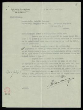 Carta de J. A. van Praag a Julio Casares con la que le remite 118 papeletas de voces o acepciones...