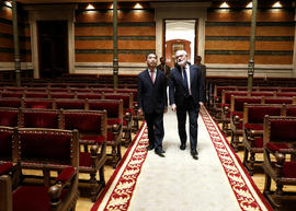 Darío Villanueva y Feng Qinghua caminan por el salón de actos de la Real Academia Española