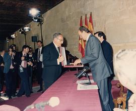 El rey Juan Carlos I recibe una placa conmemorativa entregada por Ángel Martín Municio