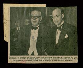 Recorte de prensa de ABC con la imagen de Salvador González Anaya con Agustín González de Amezúa ...