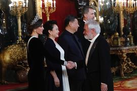 La reina Letizia de España estrecha la mano a Darío Villanueva en la cena de gala celebrada en el...