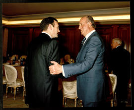 Juan Carlos I saluda a Juan José Ibarretxe