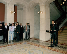 El presidente del gobierno, José Luis Rodríguez Zapatero, dice unas palabras en el vestíbulo prin...