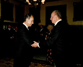 Juan Carlos I saluda a Luis Alberto de Cuenca en la Sala de Directores