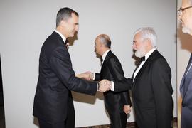 Felipe VI estrecha la mano a Darío Villanueva, director de la Real Academia Española, en la entre...