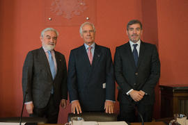 Darío Villanueva, Maximiano Trapero y Fernando Clavijo Batlle en la sala Rufino José Cuervo