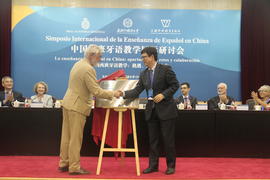 Darío Villanueva y Li Yansong develan la placa del nuevo centro de investigación conjunto entre l...