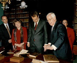 El director de la Real Academia Española, Víctor García de la Concha, muestra los libros de la Bi...