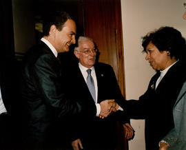 El presidente del gobierno, José Luis Rodríguez Zapatero, saluda a una invitada