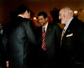 El presidente del gobierno, Jose Luis Rodríguez Zapatero, y José Antonio Pascual se saludan en la...