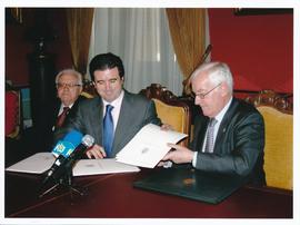 Víctor García de la Concha y Jaume Matas en la firma del convenio
