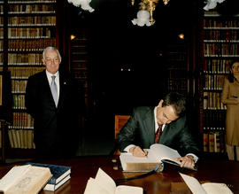 El presidente del gobierno, Jose Luis Rodríguez Zapatero, firma el libro de honor en la Bibliotec...