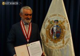 Entrega a Darío Villanueva de la Medalla al Mérito académico