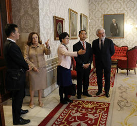 Darío Villanueva con Yu Man, Feng Qinghua y Wang YouYong de la SISU y Aurora Egido en la sala de ...