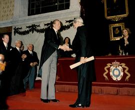 El rey Juan Carlos I estrecha la mano de Mario Vargas Llosa
