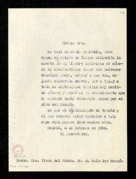 Copia sin firma del oficio del secretario a la viuda de Salvador González Ayala de traslado del a...
