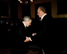 Juan Carlos I saluda a uno de los invitados al acto en la Sala de Directores