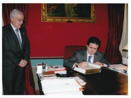 Jaume Matas, presidente del gobierno balear, firma en el Libro de Honor