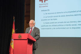 José María Merino lee el artículo 33 de la Constitución Española en el Instituto Cervantes