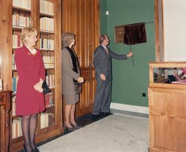 El rey Juan Carlos I hace los honores enseñando la placa inaugural de la biblioteca Dámaso Alonso