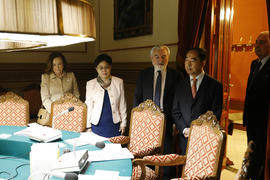 Darío Villanueva con Yu Man y Feng Qinghua de la SISU, Aurora Egido y José Terceiro en el salón d...
