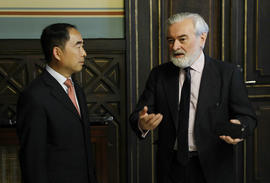 Darío Villanueva dialoga con Feng Qinghua en la sala de directores de la Real Academia Española