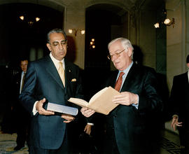 El presidente de la República de Honduras, Carlos Roberto Flórez recibe un obsequio del director ...