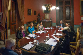 Sesión de trabajo en la sala de la junta de gobierno de la Real Academia Española
