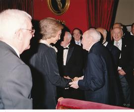 La reina Sofía saluda a Francisco Ayala en el despacho del director