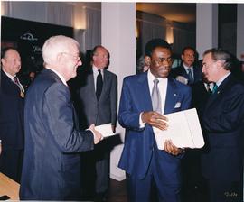 Víctor García de la Concha entrega a Teodoro Obiang un ejemplar de la 22.ª edición del Diccionari...