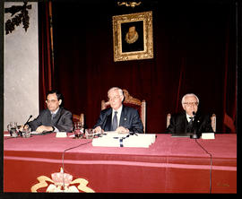 Víctor García de la Concha, director de la Academia, sentado entre Jaime Caruana, gobernador del ...