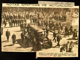 Recorte de ABC con una fotografía del entierro de don Joaquín Álvarez Quintero