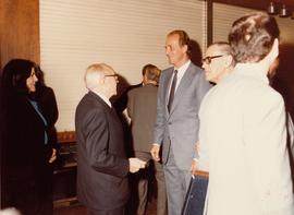 El rey Juan Carlos I saluda al académico Rafael Lapesa