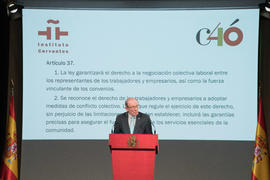 José Manuel Blecua lee el artículo 37 de la Constitución Española en el Instituto Cervantes