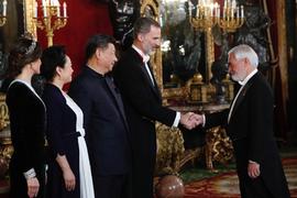 El rey Felipe VI de España estrecha la mano a Darío Villanueva en la cena de gala celebrada en el...