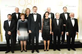 Los reyes de España Felipe VI y Letizia con los ganadores de los premios ABC