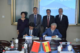 Darío Villanueva y Li Yansong firman un convenio de colaboración entre la Real Academia Española ...