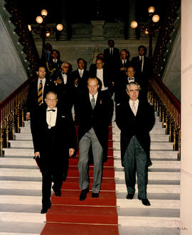 El rey Juan Carlos I baja las escaleras principales de la Academia, acompañado de Ángel Martín Mu...