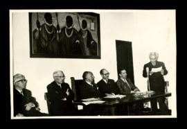 Fotografía de la mesa presidencial de la sesión conmemorativa del centenario del nacimiento de Ra...