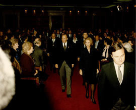 Los reyes Juan Carlos I y Sofía entran en el Salón de Actos de la Academia