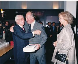 Juan Carlos I abraza a Víctor García de la Concha en la inauguración del II Congreso Internaciona...