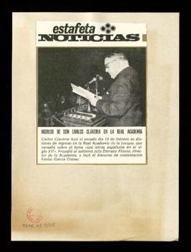 Recorte de la revista La Estafeta Literaria con una fotografía de Carlos Clavería leyendo su disc...