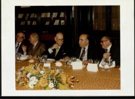 Grupo de académicos durante el almuerzo del director de 1996