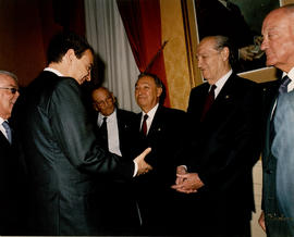 El presidente del gobierno, Jose Luis Rodríguez Zapatero, y Claudio Guillén se saludan en la Sala...