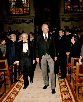 Salida del Salón de Actos de Luis Ángel Rojo junto a Juan Carlos I de España